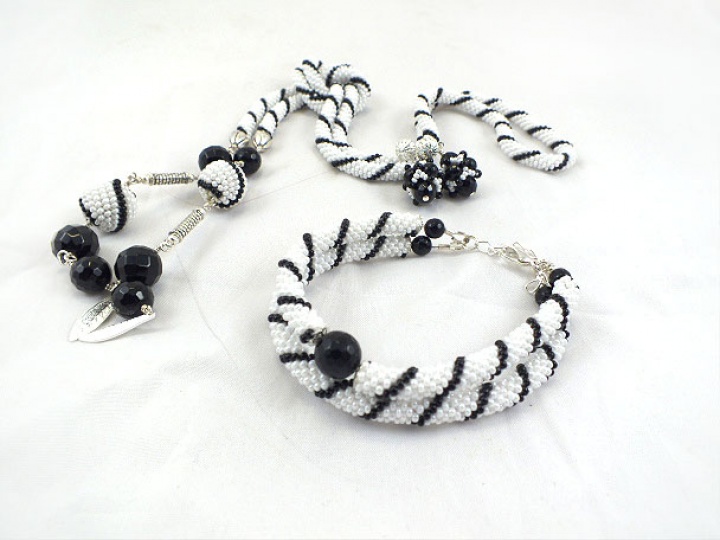 White bead crochet necklace with black agate picture no. 3
