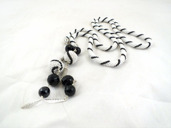 White bead crochet necklace with black agate picture no. 2
