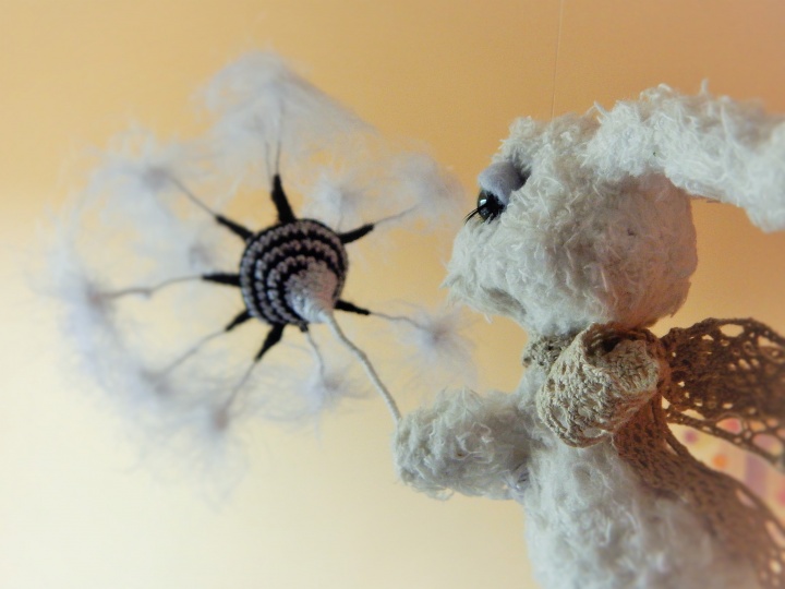 Crocheted Zuikelis and milk / Hung toy rabbit and flower / decoration picture no. 3
