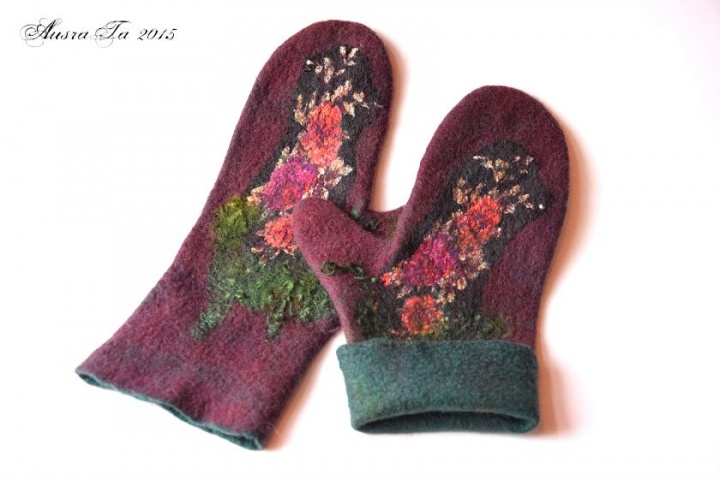 Spruce green with AUBERGINE