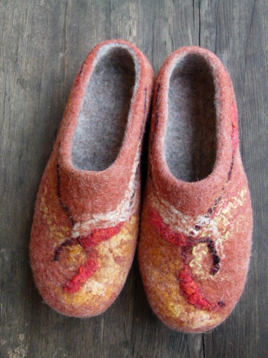 female red felted slippers " road "