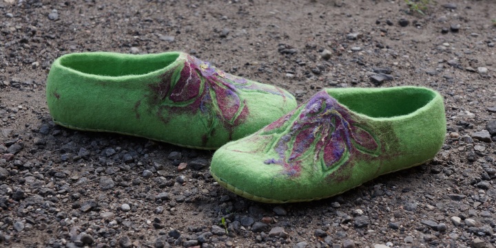 Green and purple colors house shoes for women. picture no. 2