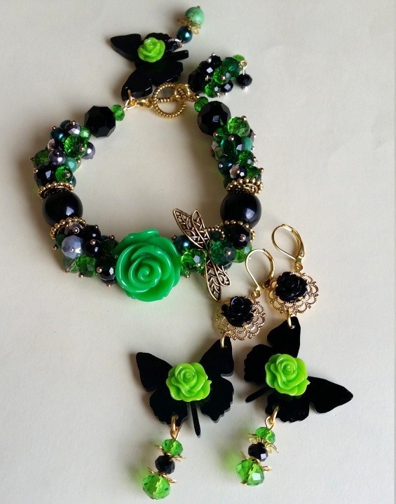Set with green rose