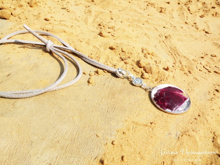 Neck pendant with natural plants " rose "