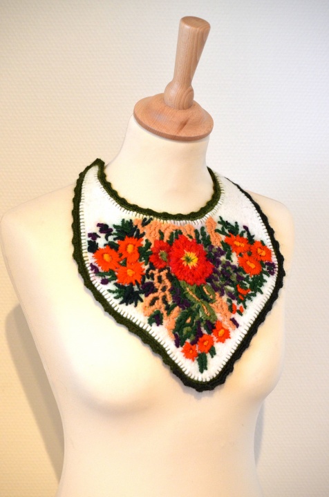 Veltas and embroidered necklaces.