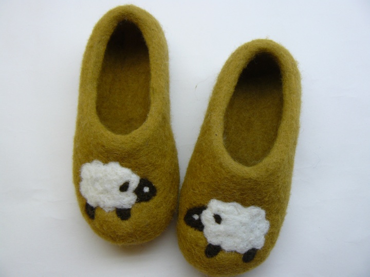 Felt slippers for children