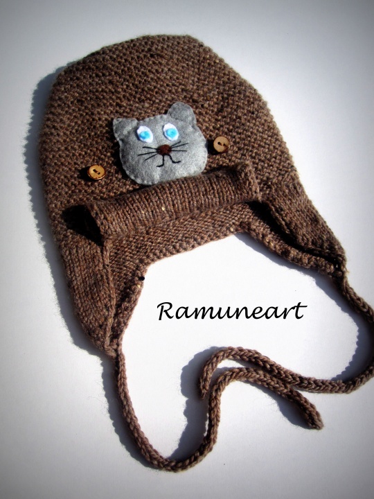 Merino wool kepurytė with cat application