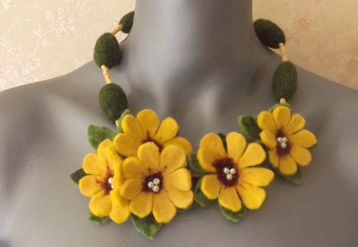 daisy necklace
