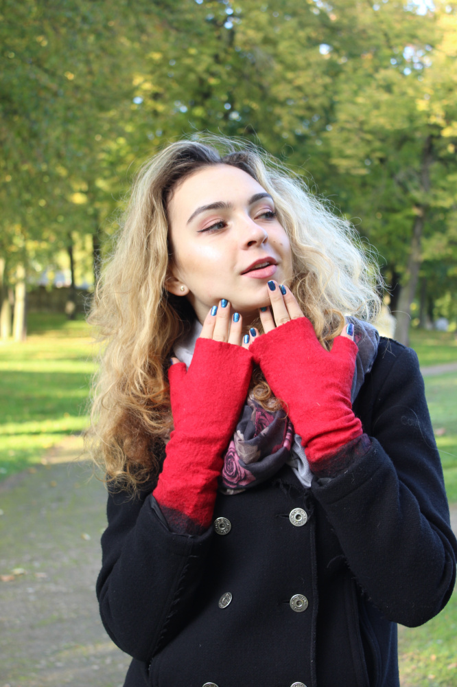 Handmade felt red gloves-fingerles for women or girls.