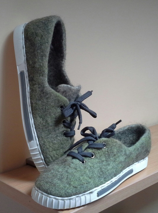 Sneakers greenish picture no. 2