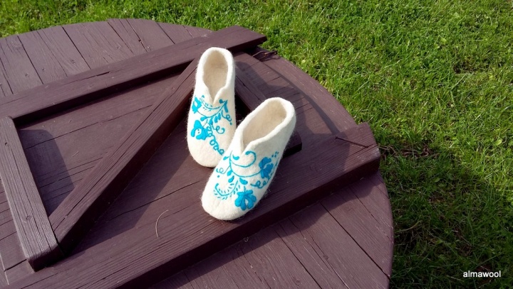 felted tapkutes - Ice queen
