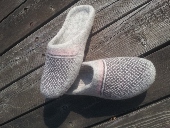 Felt shoes " dots "