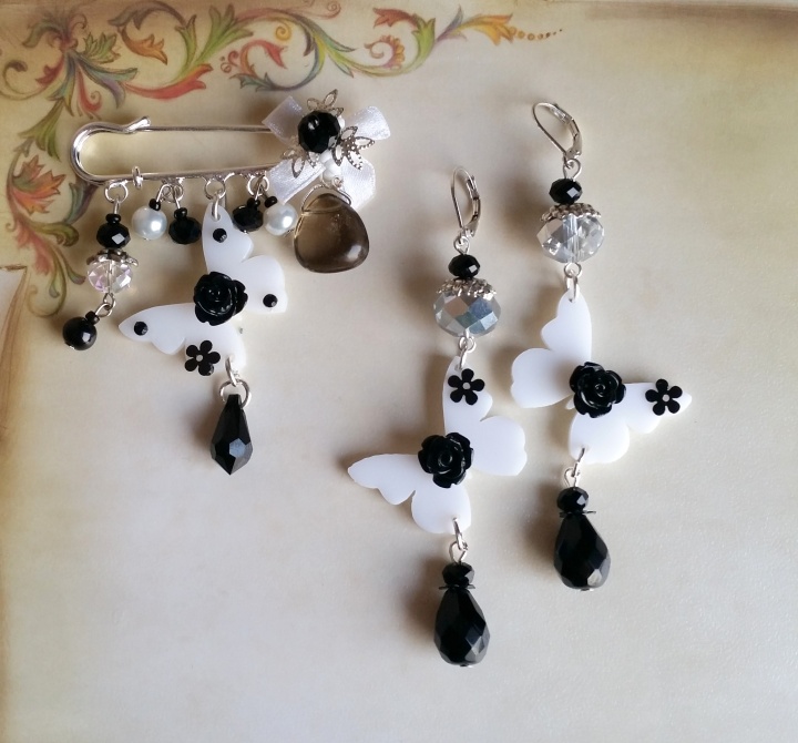 Brooch with earrings