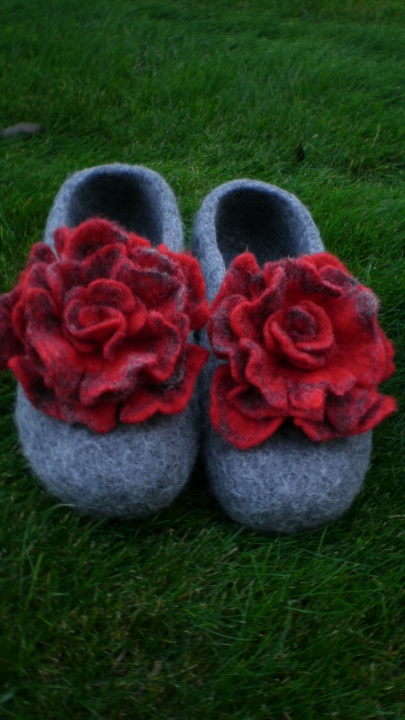 Veltukai " gray with roses "