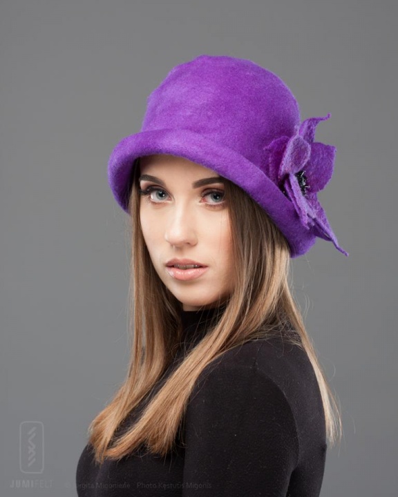 Violetinė su gėle