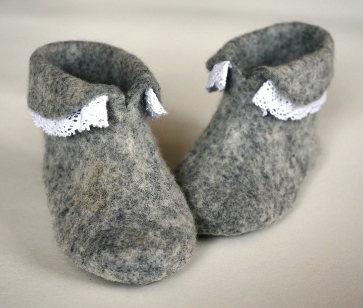 Felt baby shoes.