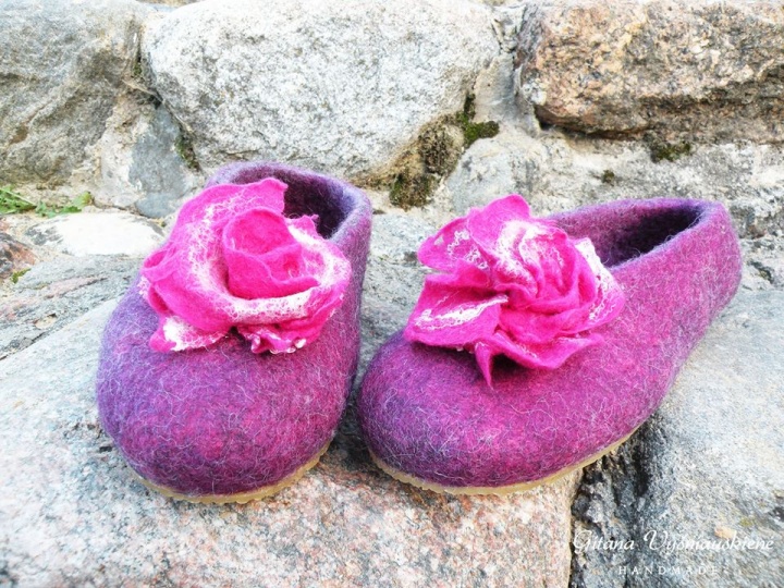 Felt slippers " cyclamen " picture no. 2