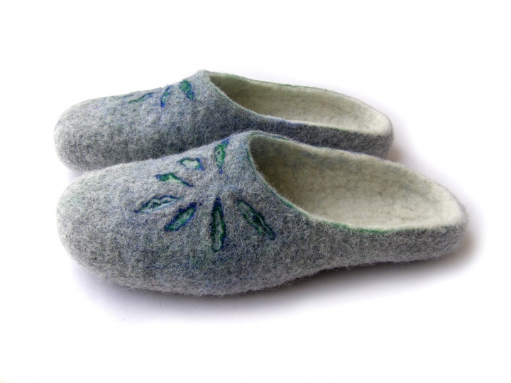 38-39 June. felted slippers cold flower