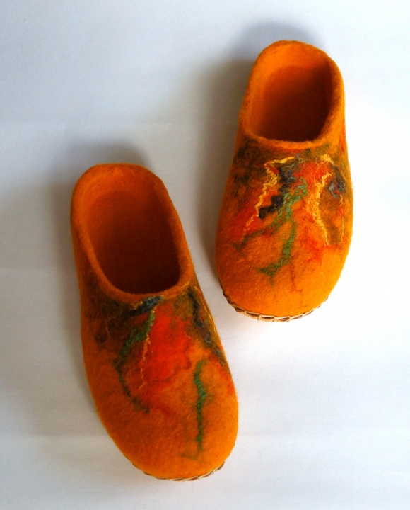 Yellow and red-green colors house shoes for women.