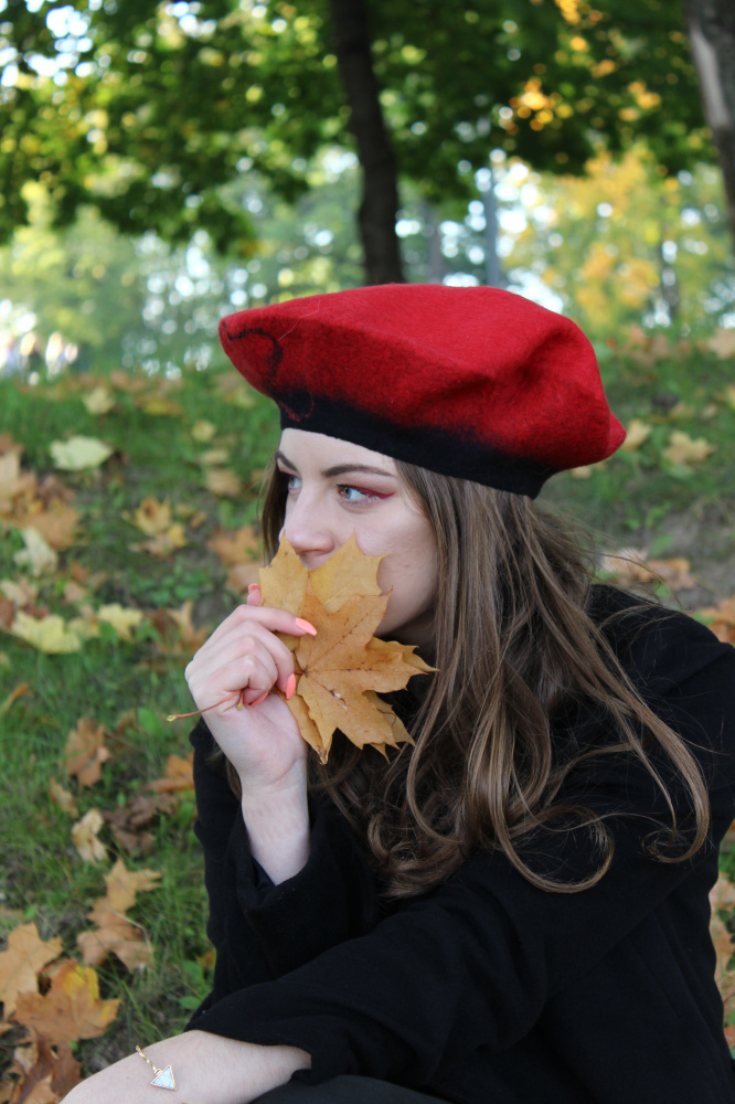 Raudona kepurė-beretė