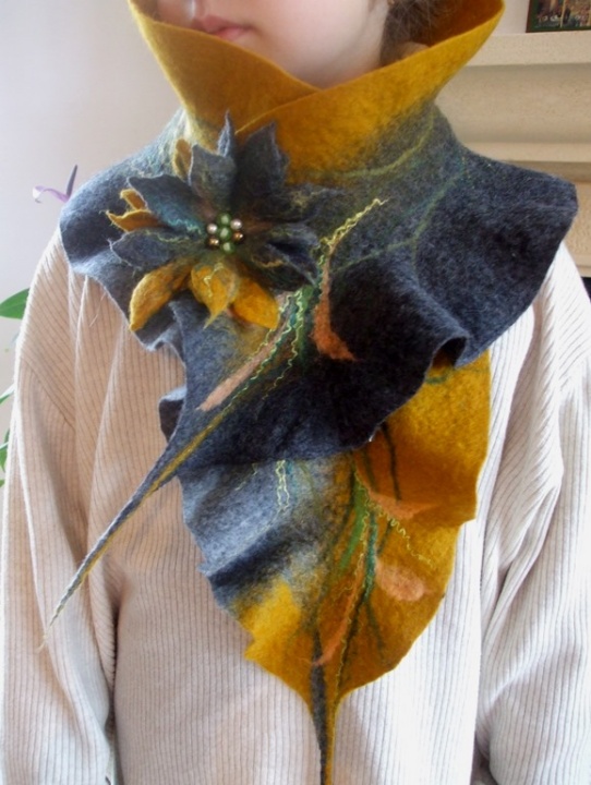 Gray yellow scarf