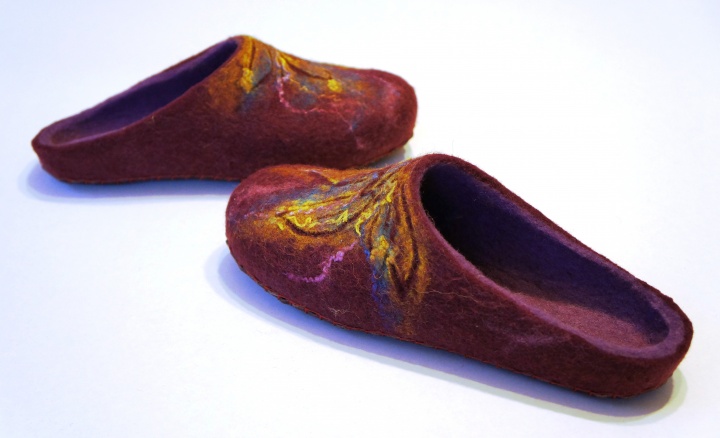 Purple-violet colors house shoes. Felt shoes. Felted slippers for women. 