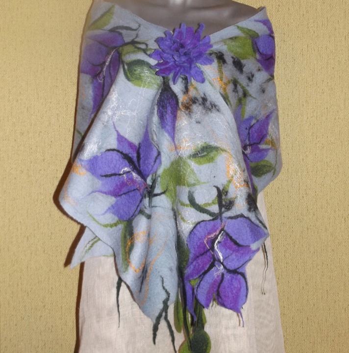 veltas šalis su violetinėm gėlėm