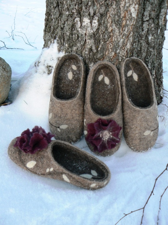 Women's slippers - Flowers and buds