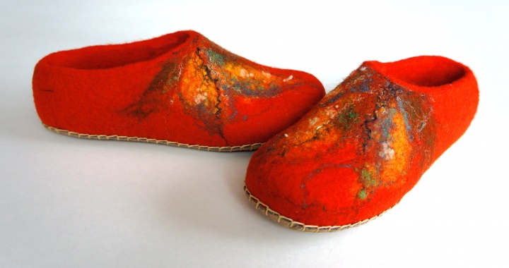 Orange color house shoes. Handmade felt shoes. Felted slippers for women. picture no. 2