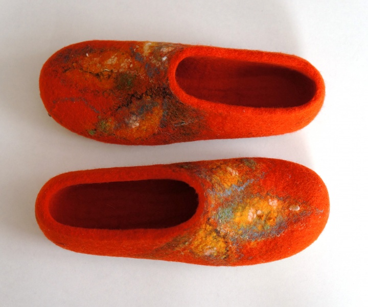 Orange color house shoes. Handmade felt shoes. Felted slippers for women.