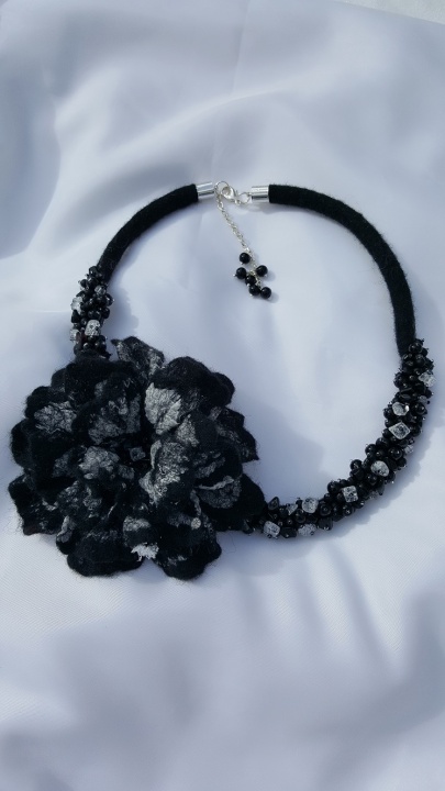 Felted necklase Black flower picture no. 2