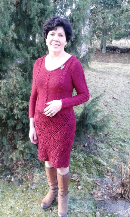Šilta bordo suknelė