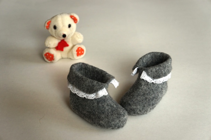 In stock! Eu 16 and 17 sizes. Felt baby shoes. Felted baby booties.