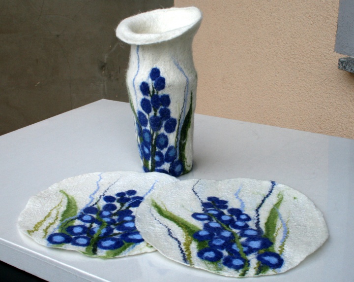 Napkins and vase   Grape hyacinths picture no. 2