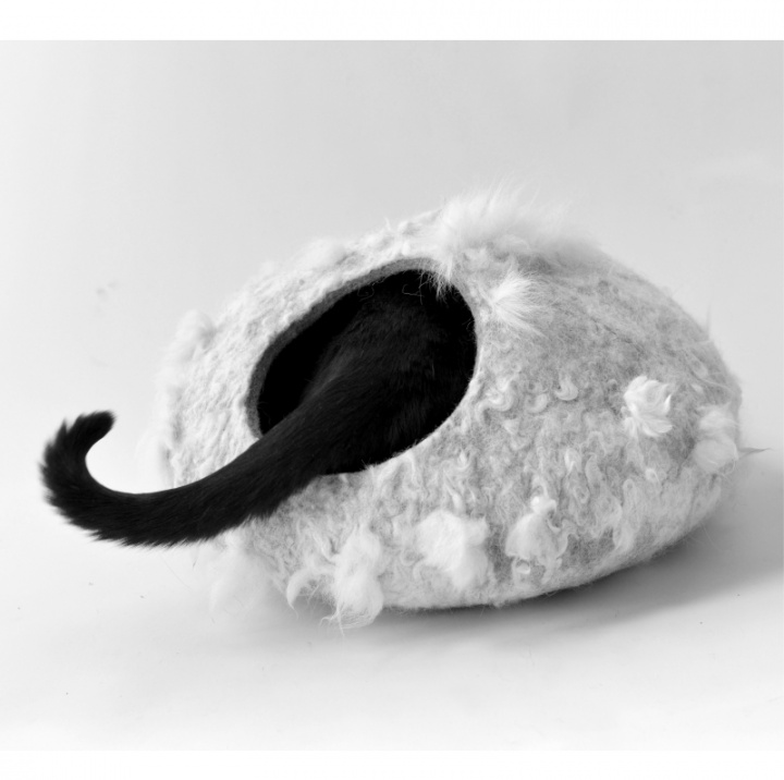 Eco-friendly handmade felted wool cat bed picture no. 2
