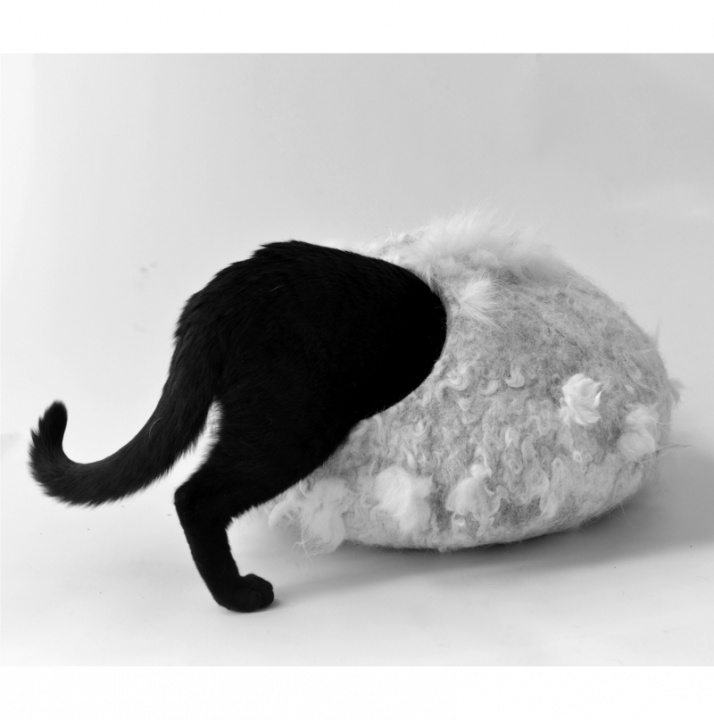 Eco-friendly handmade felted wool cat bed picture no. 3