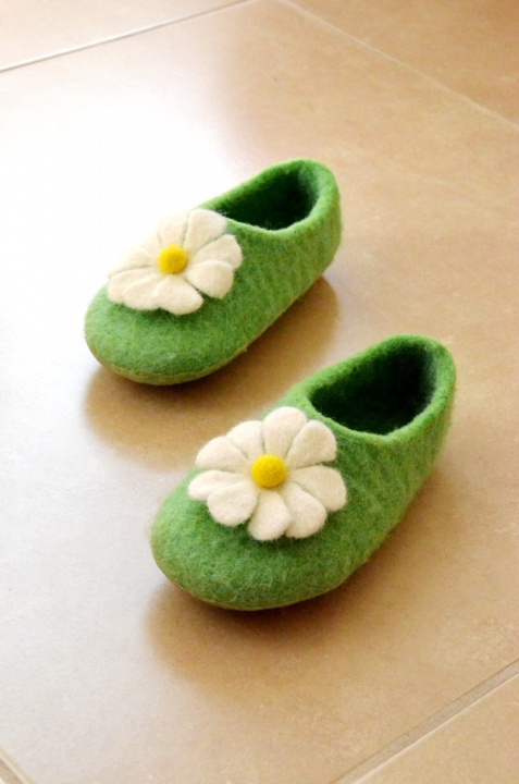 Womens slippers with flowers