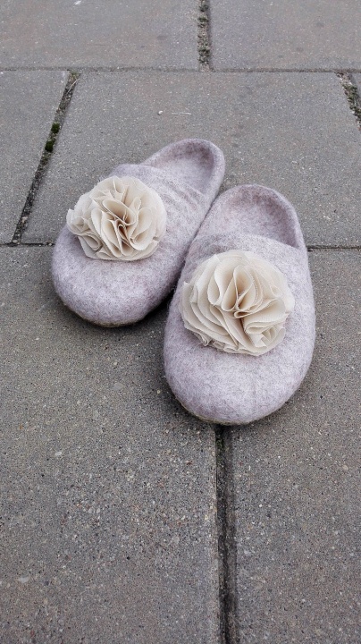 Romantic slippers with flower picture no. 2