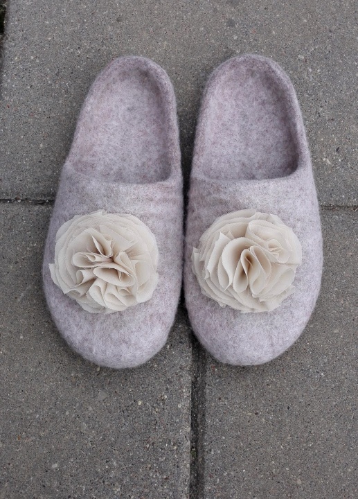 Romantic slippers with flower
