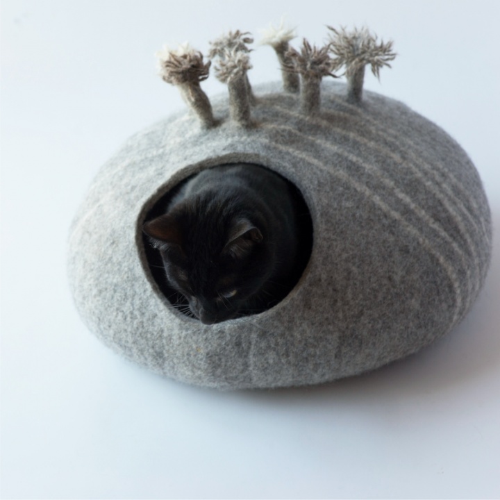 Eco-friendly handmade felted wool cat bed picture no. 2