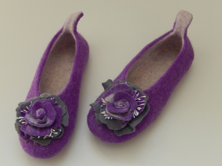 Felted wool slippers "Violet with Rose" picture no. 2