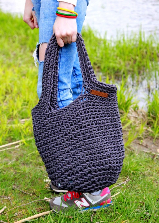 Crocheted handbag for everyday, size M.