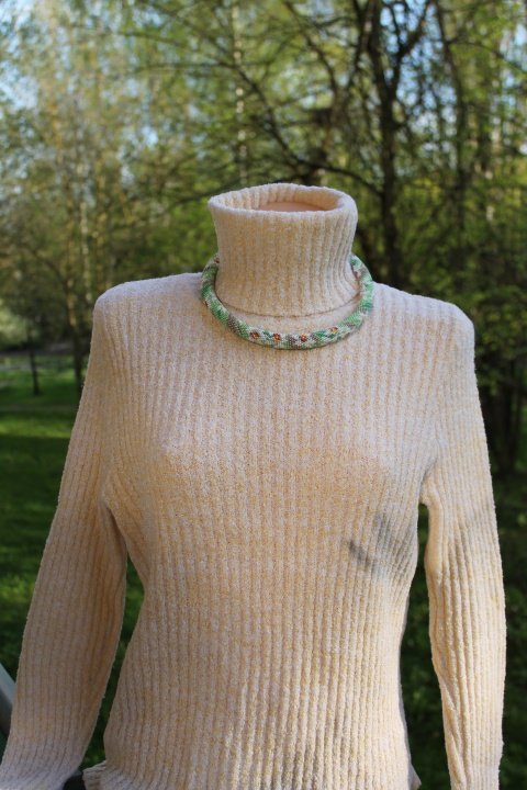 Seed bead crochet rope necklace with Gladiolus flowers pattern, White and green picture no. 2