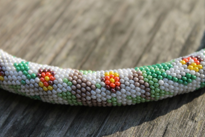 Seed bead crochet rope necklace with Gladiolus flowers pattern, White and green picture no. 3