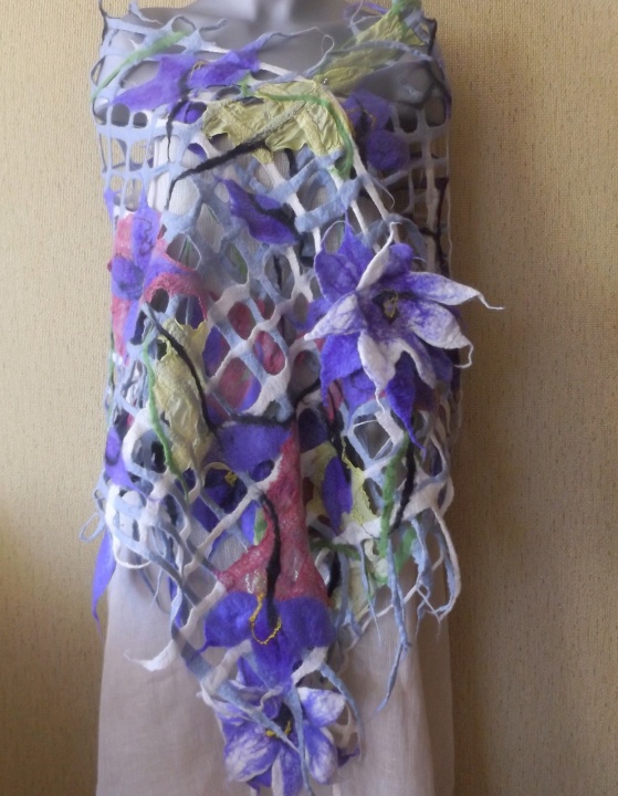 veltas tinklinis šalis su violetinėm daugiasluoksnėm gėlėm