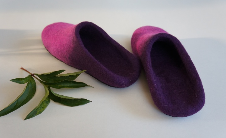 Purple and pink colours house shoes "Peony". Felt women shoes. Felted slippers. picture no. 2