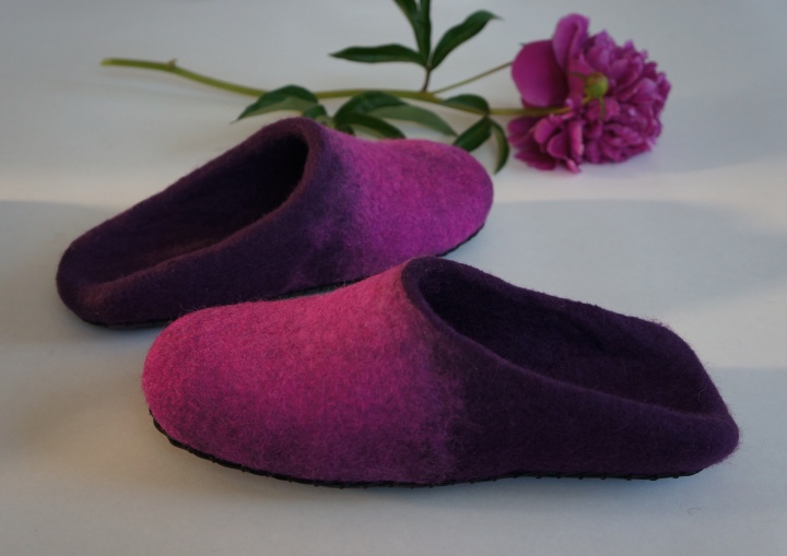 Purple and pink colours house shoes "Peony". Felt women shoes. Felted slippers.