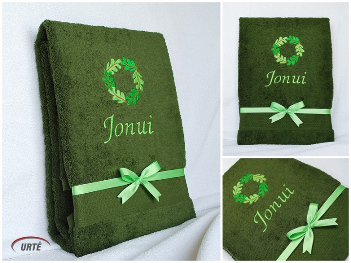 Embroidered towel with name and oak crown picture no. 3