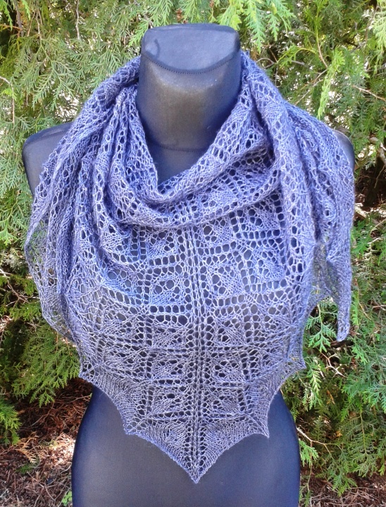 Lace shawl in blue picture no. 3