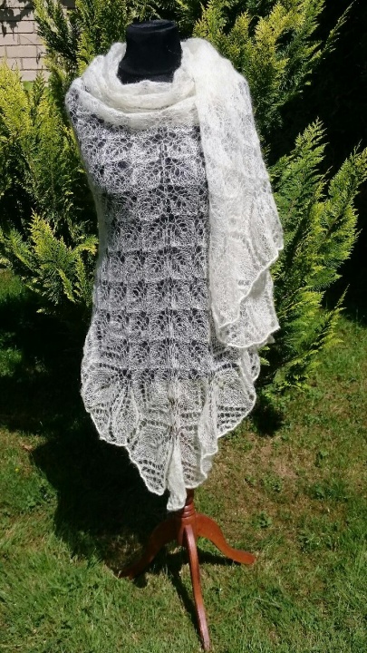 White knitted shawl picture no. 3